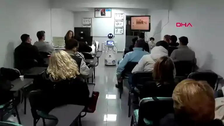 Manisa'da Robot Öğretmen Sürücü Kursunda!