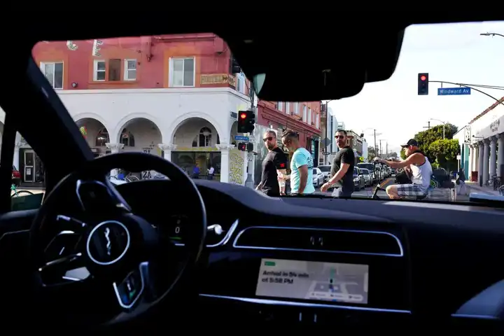 Sürücüsüz Waymo Taksi, Hırsıza Direndi!